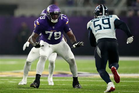 Source: Vikings trade offensive tackle Vederian Lowe to Patriots